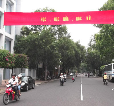 Băng rôn tuyên truyền đừng chê người ít học
