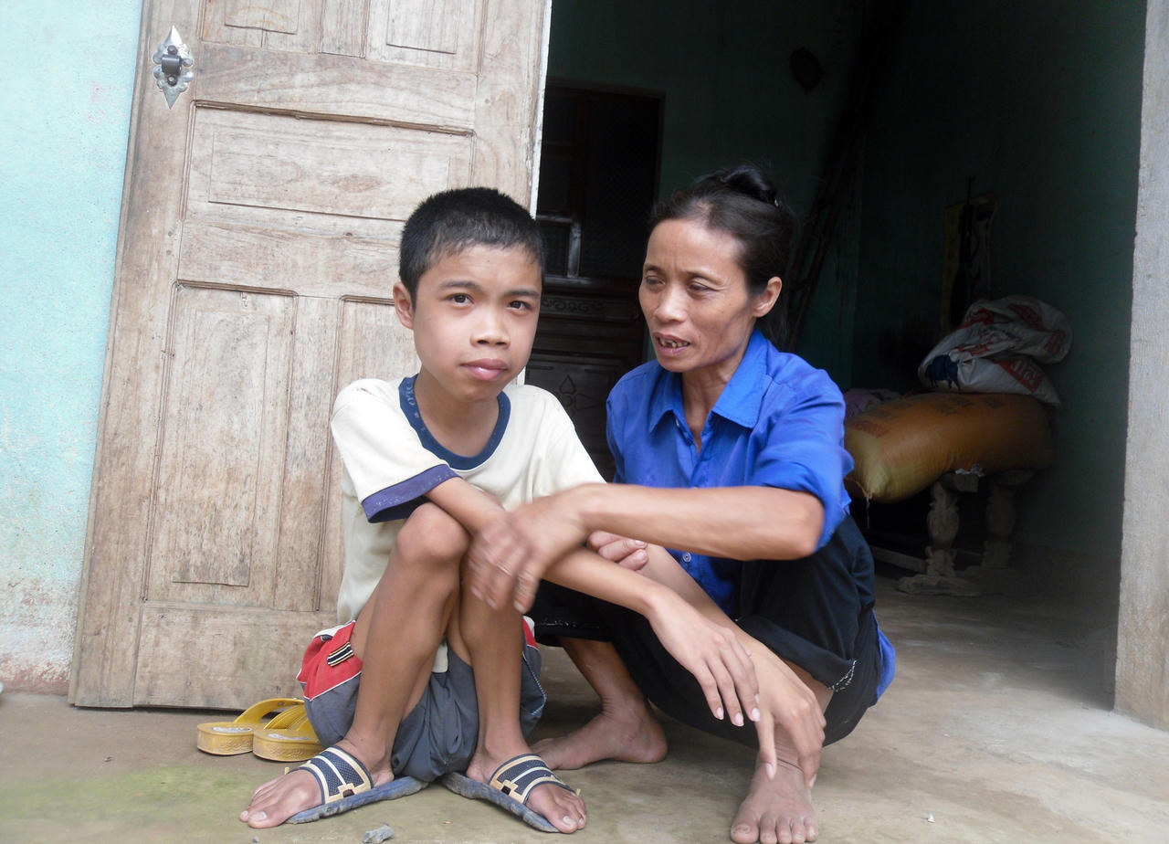 Thảm cảnh mẹ nghèo nuôi con tàn tật