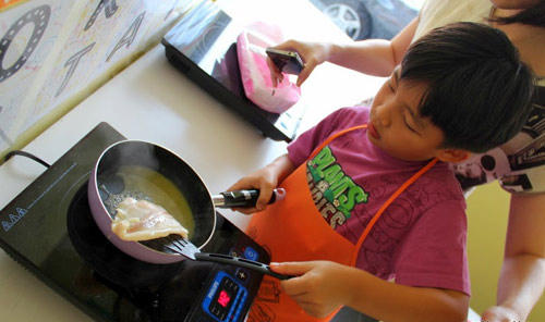 “Cuộc đấu” giữa nắm đấm và kim chỉ