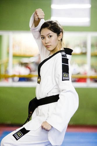 “Cuộc đấu” giữa nắm đấm và kim chỉ