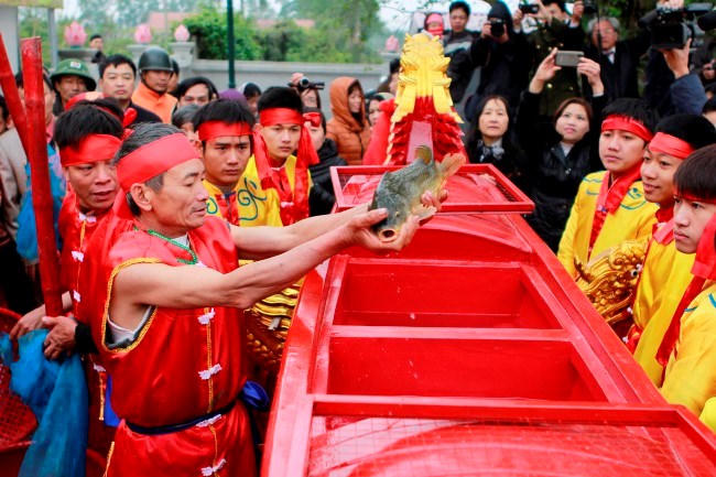 Rước nước, tế cá tại lễ hội Đền Trần 