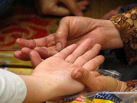 Chổng mông vào thành hoàng chụp ảnh, chú rể thập tử nhất sinh?