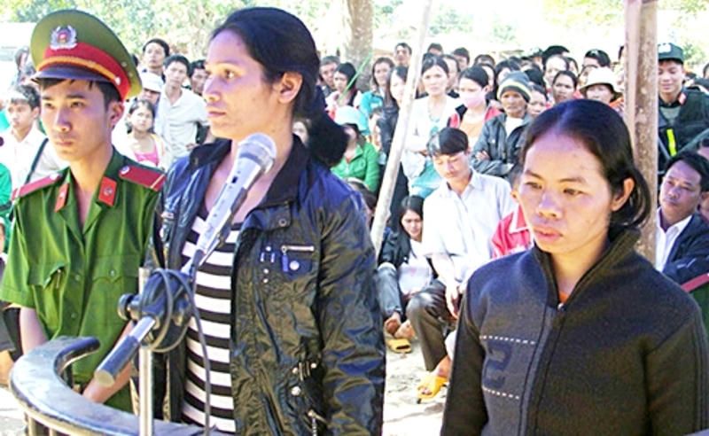 Nữ văn thư xã soi đèn cho người ở giết chồng