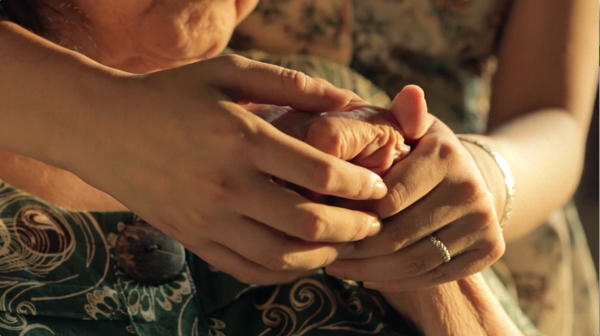 Mẹ ốm sắp chết, muốn về thăm cũng phải xin phép chồng 