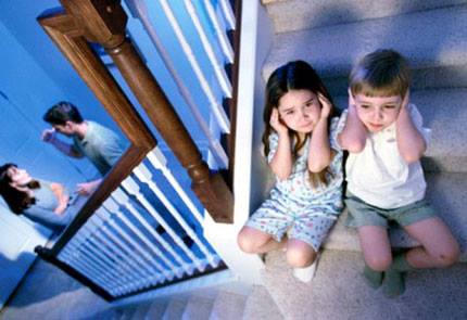 Đến thăm con, chồng cũ xua chó ra đuổi