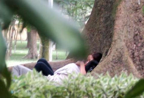 Thích “yêu” giữa chốn đông người?!