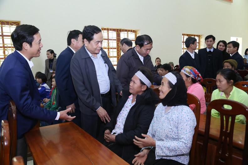 “Với món quà hôm nay, bà con sẽ sắm sửa gì để mừng xuân mới?”