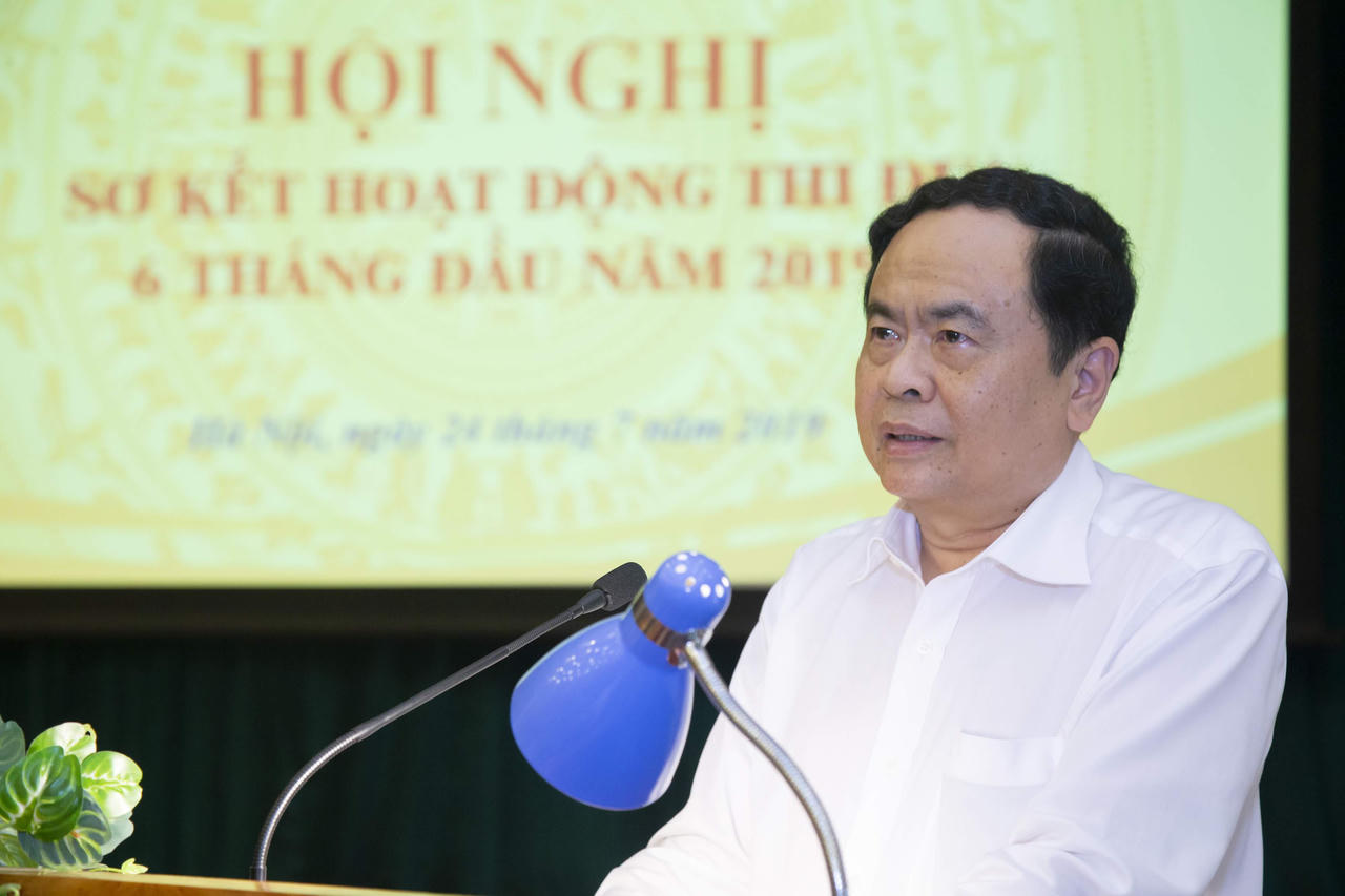 Tránh khen thưởng tràn lan