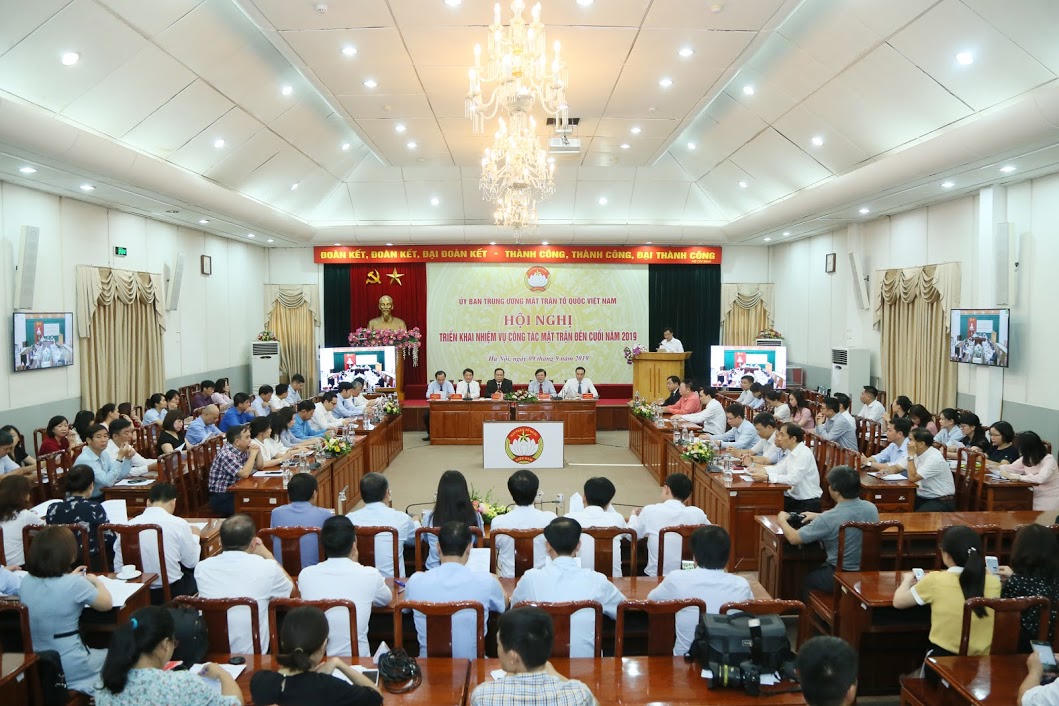 Đôn đốc, giám sát việc giải quyết các kiến nghị của cử tri và nhân dân