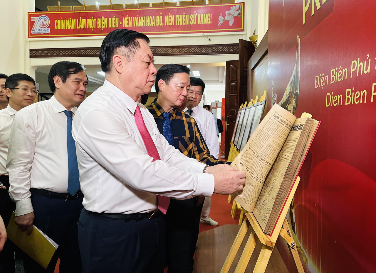 Phát hành đặc biệt bộ tem Kỷ niệm 70 năm chiến thắng Điện Biên Phủ: Những câu chuyện xúc động bằng hình ảnh