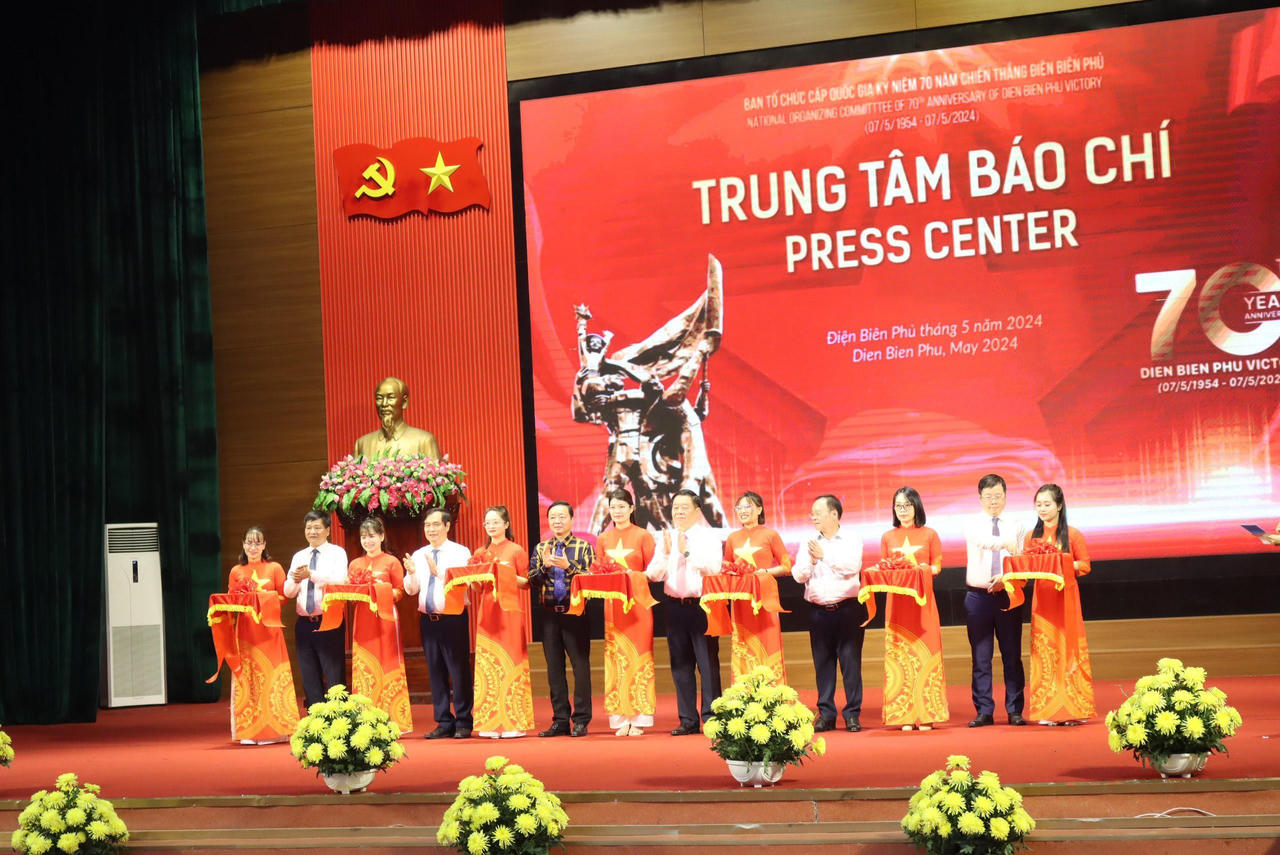 Phát hành đặc biệt bộ tem Kỷ niệm 70 năm chiến thắng Điện Biên Phủ: Những câu chuyện xúc động bằng hình ảnh