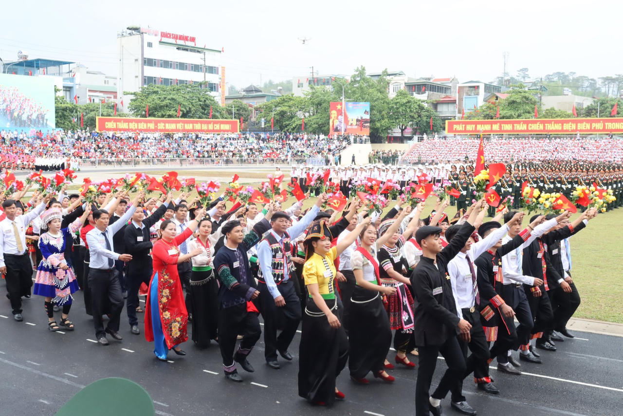 Xúc động, tự hào Lễ diễu binh, diễu hành Kỷ niệm 70 năm Chiến thắng Điện Biên Phủ