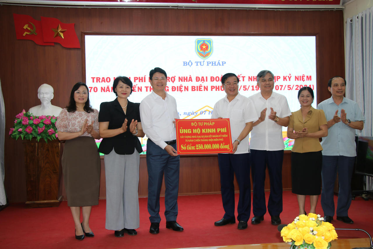 Bộ Tư pháp trao 250 triệu đồng ủng hộ xây nhà Đại đoàn kết tại Điện Biên
