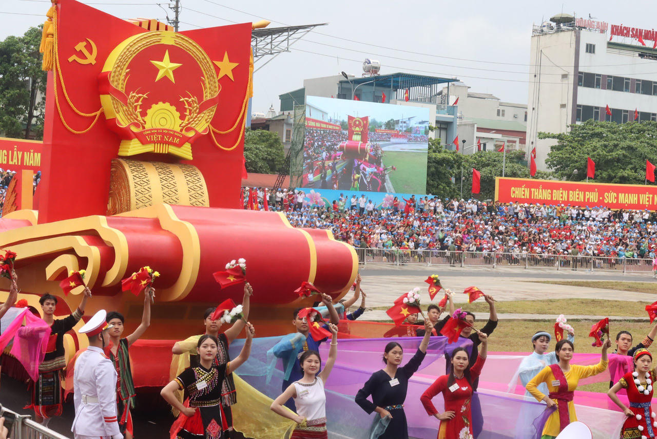 Xúc động, tự hào Lễ diễu binh, diễu hành Kỷ niệm 70 năm Chiến thắng Điện Biên Phủ