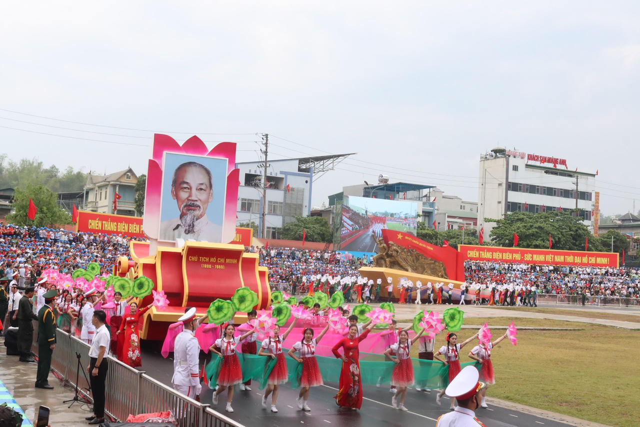 Xúc động, tự hào Lễ diễu binh, diễu hành Kỷ niệm 70 năm Chiến thắng Điện Biên Phủ