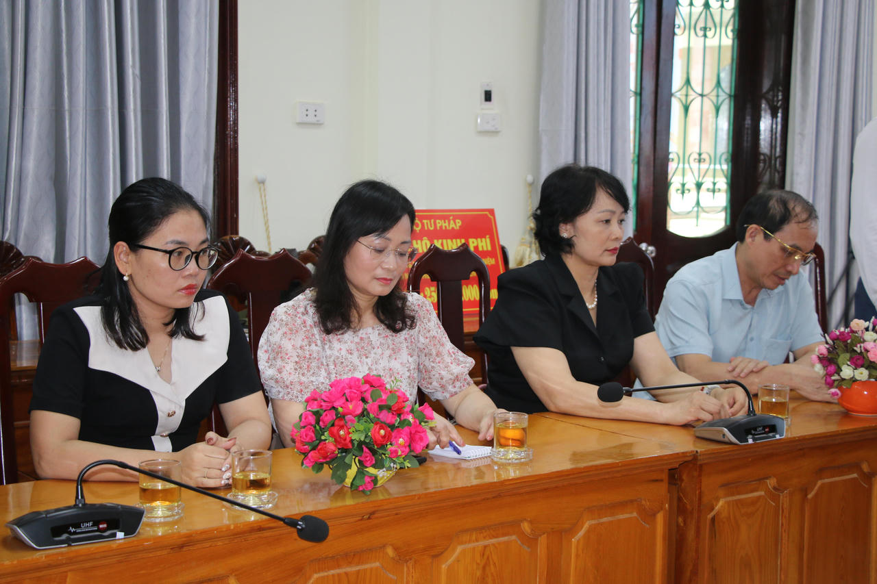 Bộ Tư pháp trao 250 triệu đồng ủng hộ xây nhà Đại đoàn kết tại Điện Biên