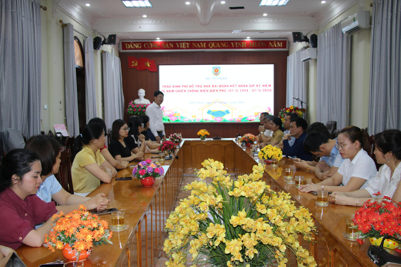 Bộ Tư pháp trao 250 triệu đồng ủng hộ xây nhà Đại đoàn kết tại Điện Biên