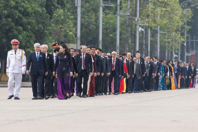 Đoàn đại biểu dự Đại hội toàn quốc MTTQ Việt Nam vào Lăng viếng Chủ tịch Hồ Chí Minh