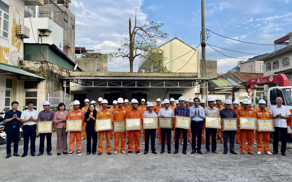 Quảng Ninh: Trao Bằng khen cho cá nhân xuất sắc trong khắc phục lưới điện do bão gây ra