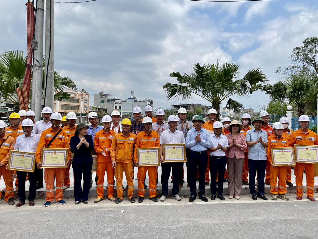 Quảng Ninh: Trao Bằng khen cho cá nhân xuất sắc trong khắc phục lưới điện do bão gây ra