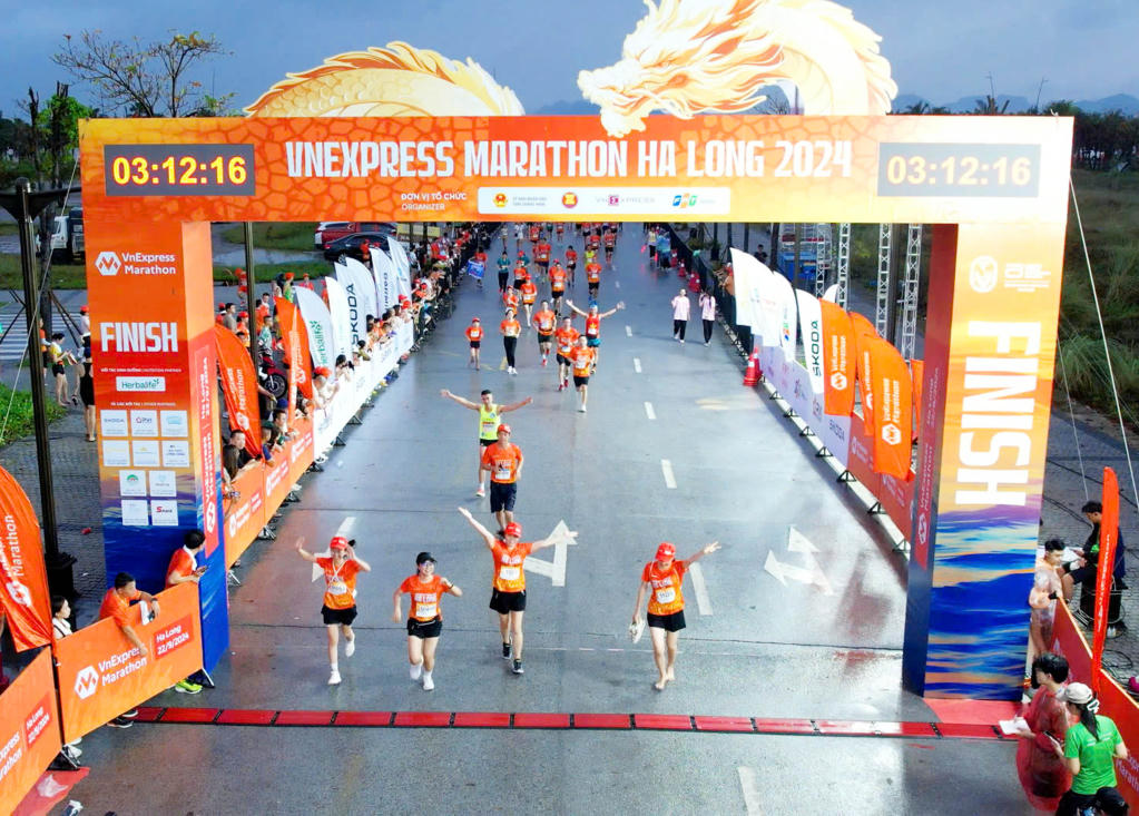 9.000 Runner chinh phục đường chạy bên bờ di sản vịnh Hạ Long