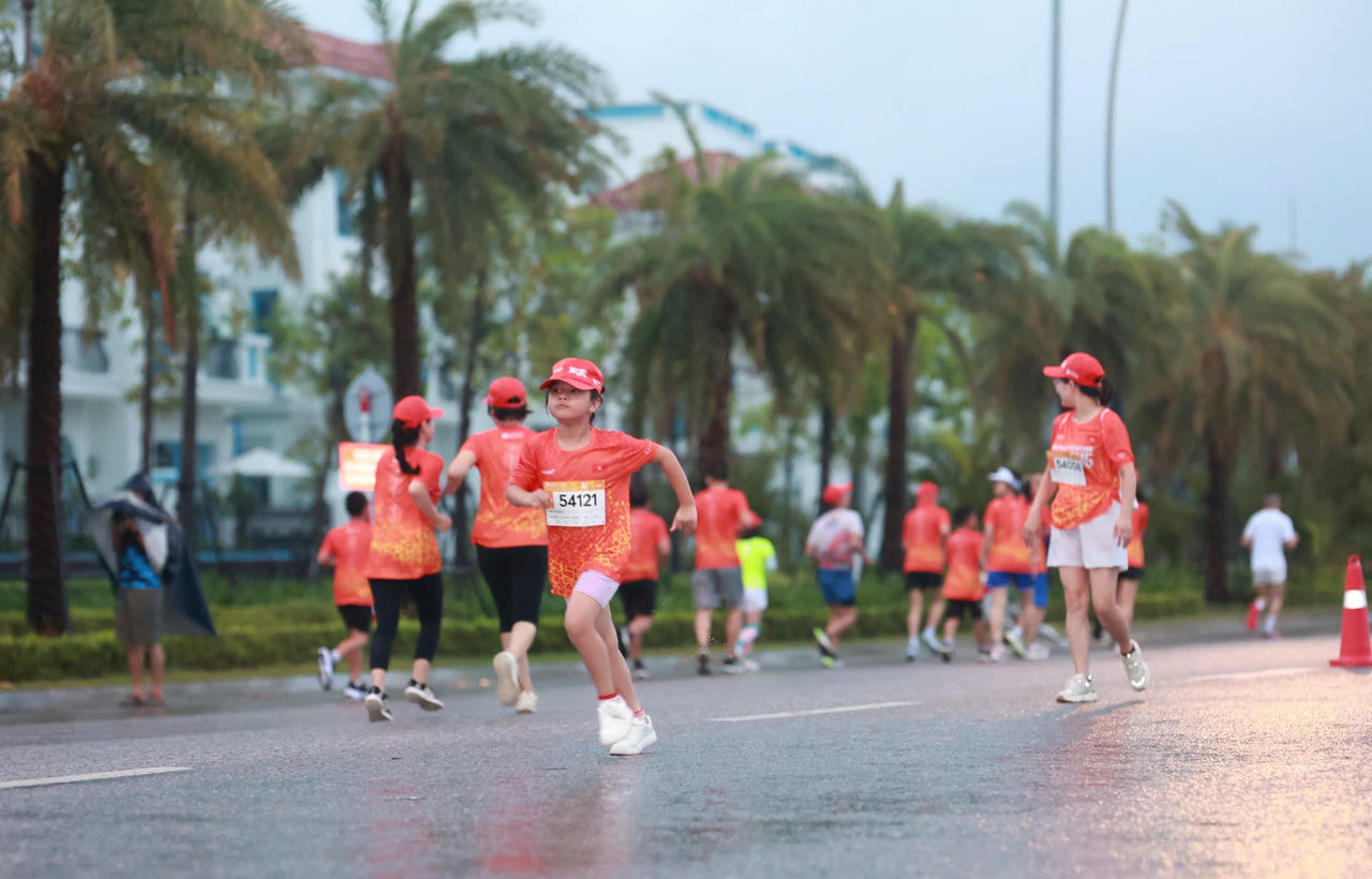 9.000 Runner chinh phục đường chạy bên bờ di sản vịnh Hạ Long