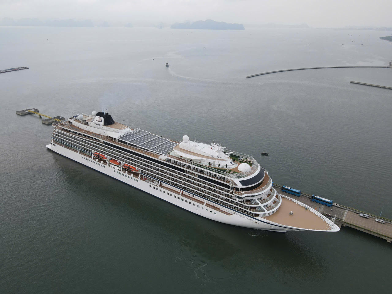 Gần 900 du khách vừa cập bến Hạ Long, Quảng Ninh cán mốc đón 3 triệu lượt khách quốc tế