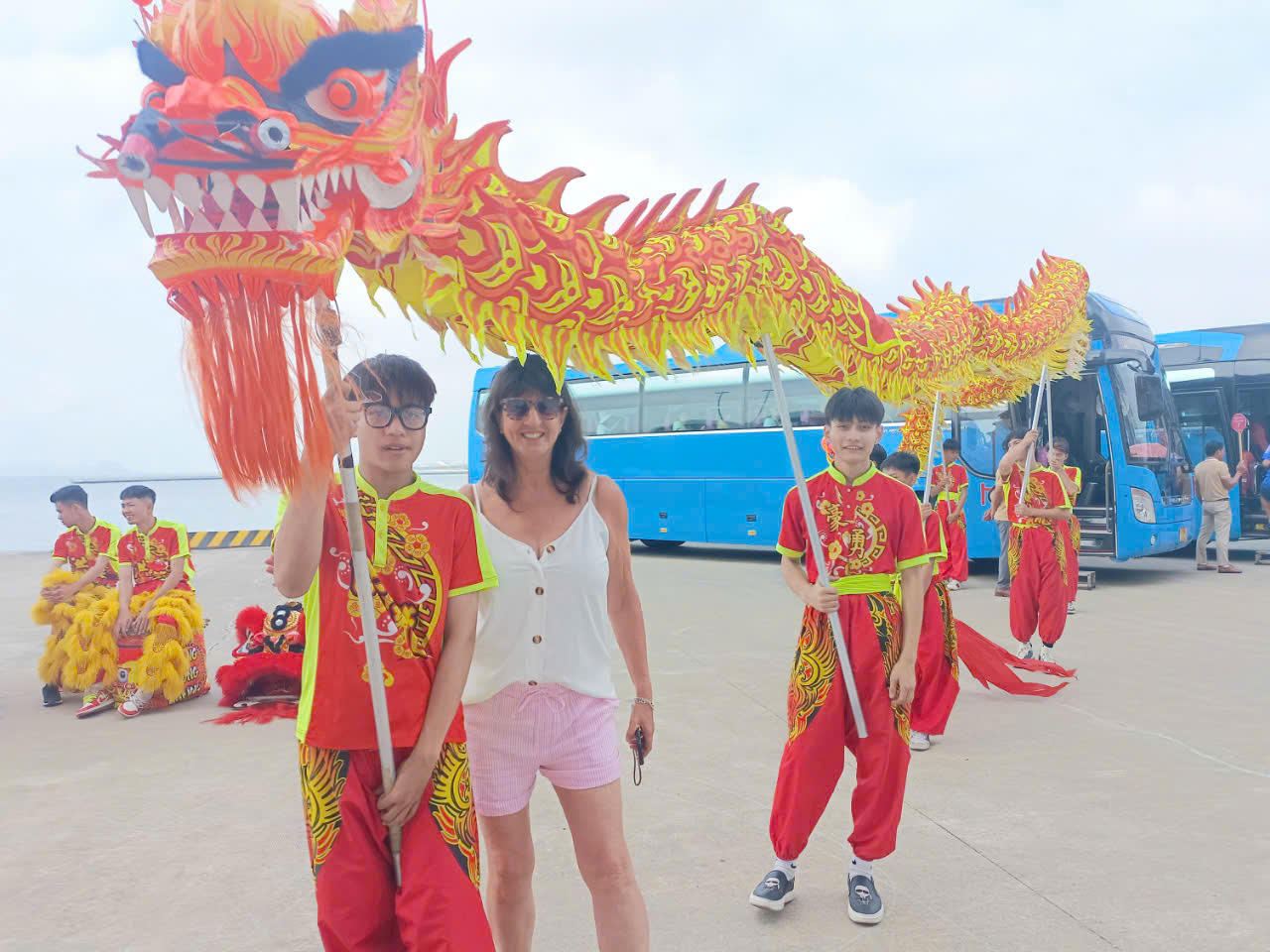 Gần 900 du khách vừa cập bến Hạ Long, Quảng Ninh cán mốc đón 3 triệu lượt khách quốc tế