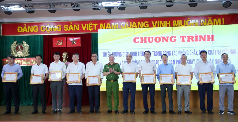 Khen thưởng cá nhân có thành tích xuất sắc trong phòng cháy, chữa cháy ở Quảng Ninh