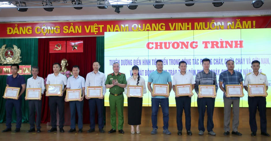 Khen thưởng cá nhân có thành tích xuất sắc trong phòng cháy, chữa cháy ở Quảng Ninh