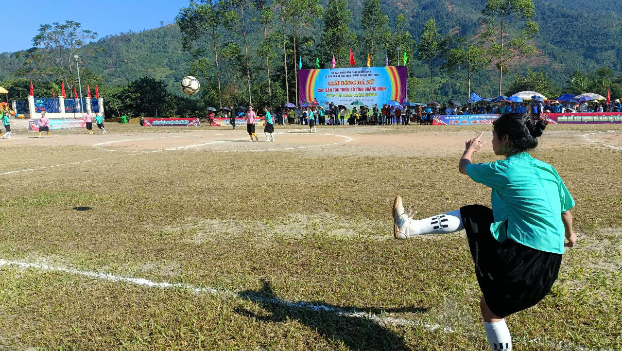 Đội Trường THPT Bình Liêu vô địch Giải bóng đá nữ các DTTS Quảng Ninh