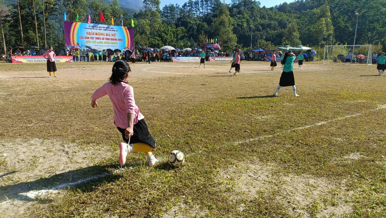 Đội Trường THPT Bình Liêu vô địch Giải bóng đá nữ các DTTS Quảng Ninh