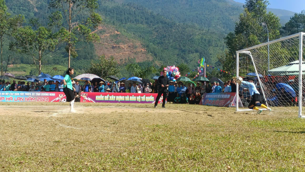 Đội Trường THPT Bình Liêu vô địch Giải bóng đá nữ các DTTS Quảng Ninh