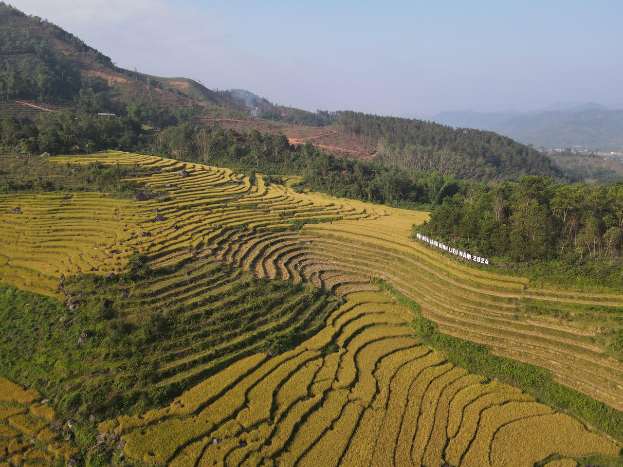 Trình diễn trang phục dân tộc thiểu số trên ruộng bậc thang