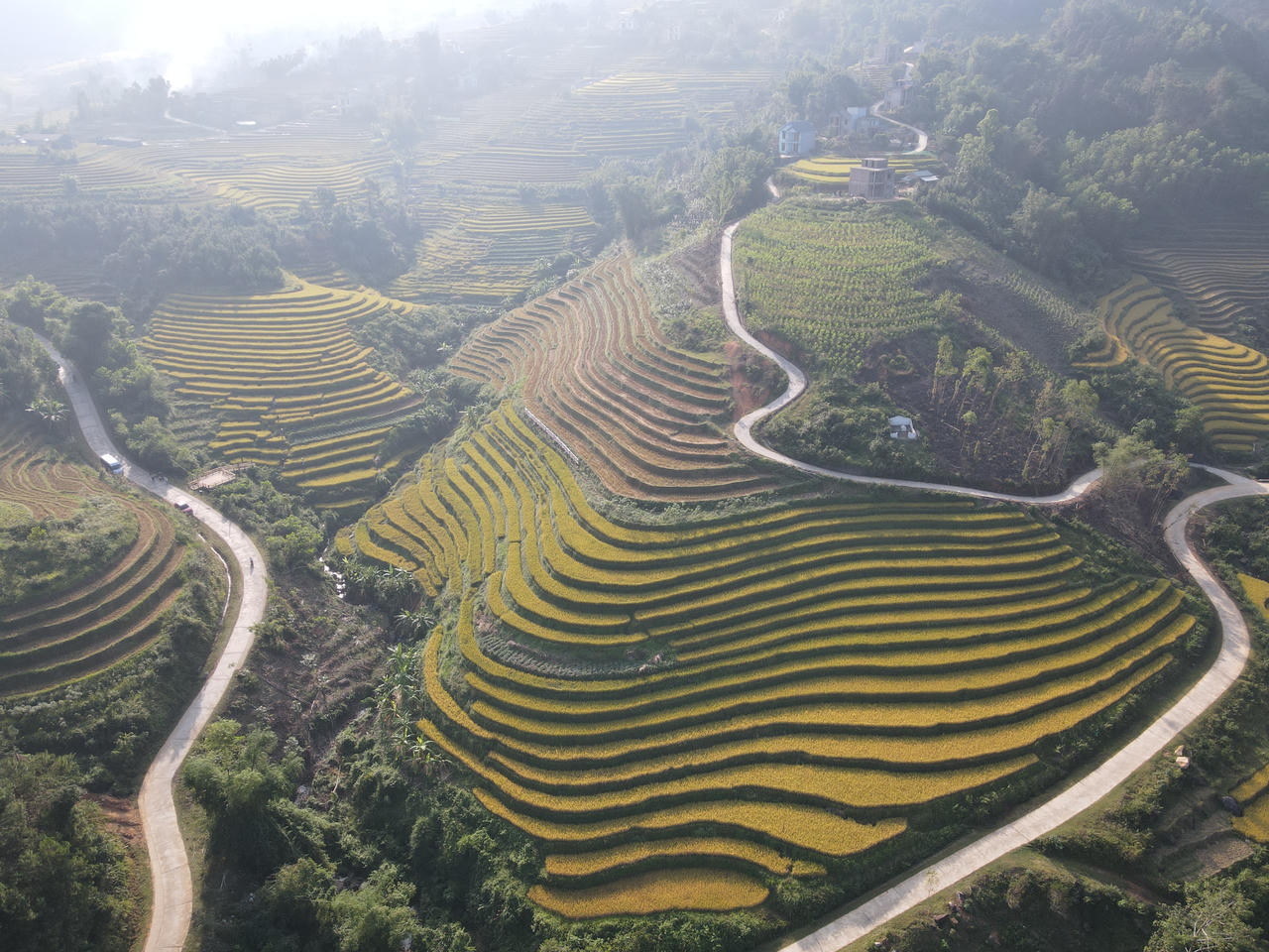 Trình diễn trang phục dân tộc thiểu số trên ruộng bậc thang