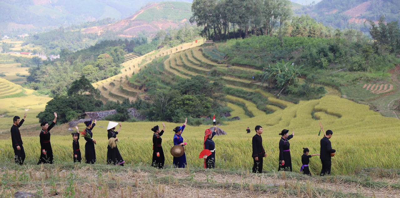 Trình diễn trang phục dân tộc thiểu số trên ruộng bậc thang