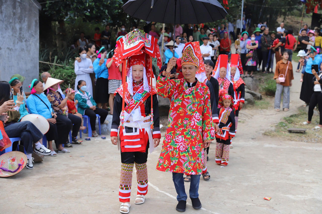 Trình diễn trang phục dân tộc thiểu số trên ruộng bậc thang