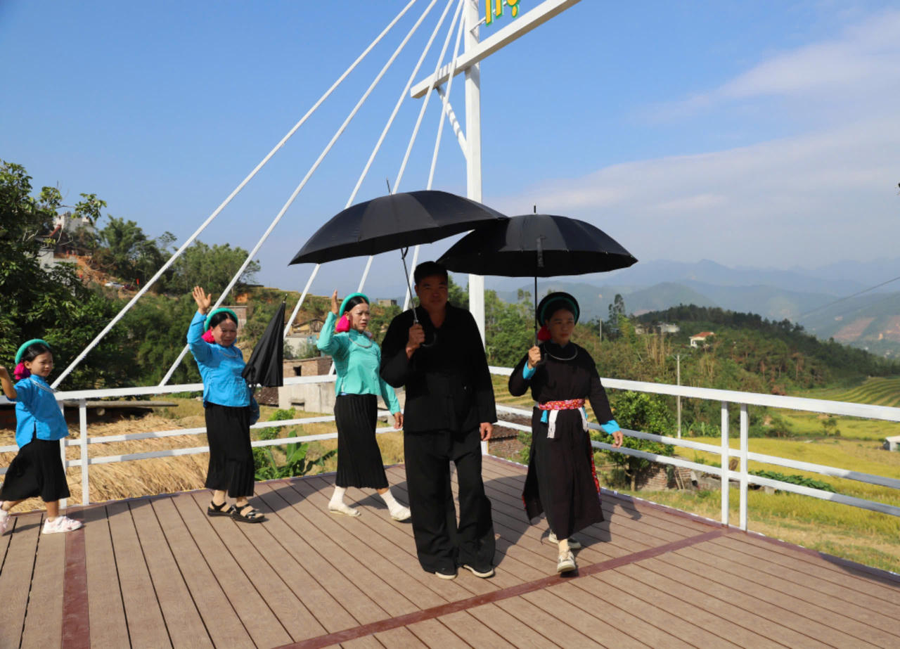 Trình diễn trang phục dân tộc thiểu số trên ruộng bậc thang