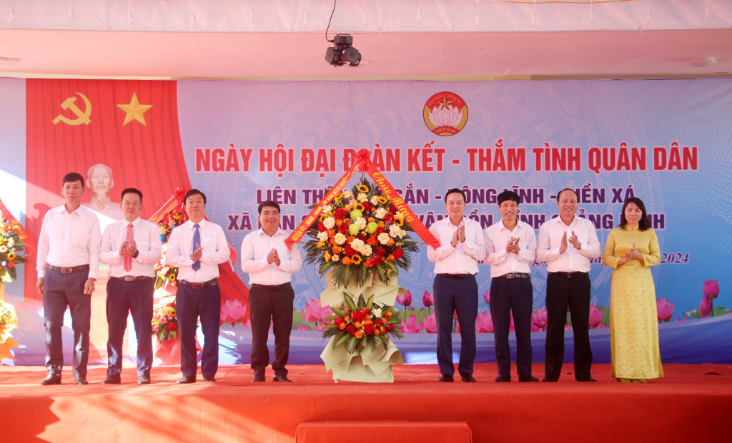 Ủy viên Bộ Chính trị Nguyễn Xuân Thắng dự Ngày hội Đại đoàn kết tại Quảng Ninh