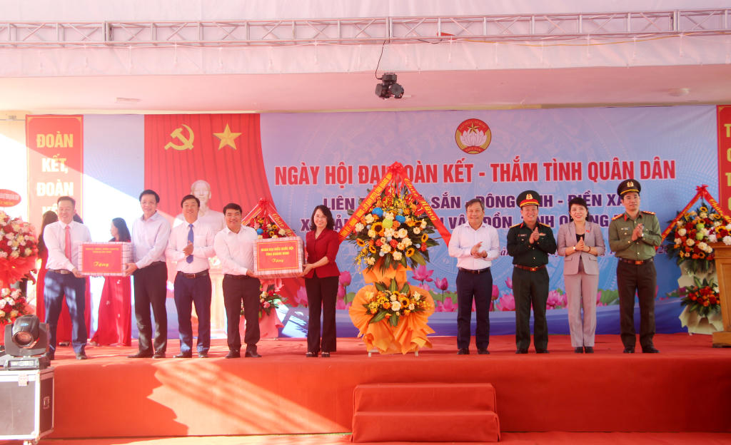 Ủy viên Bộ Chính trị Nguyễn Xuân Thắng dự Ngày hội Đại đoàn kết tại Quảng Ninh