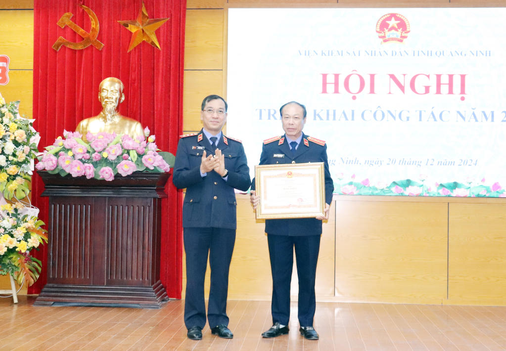 Viện Kiểm sát nhân dân tỉnh Quảng Ninh nhận Cờ thi đua của Thủ tướng Chính phủ