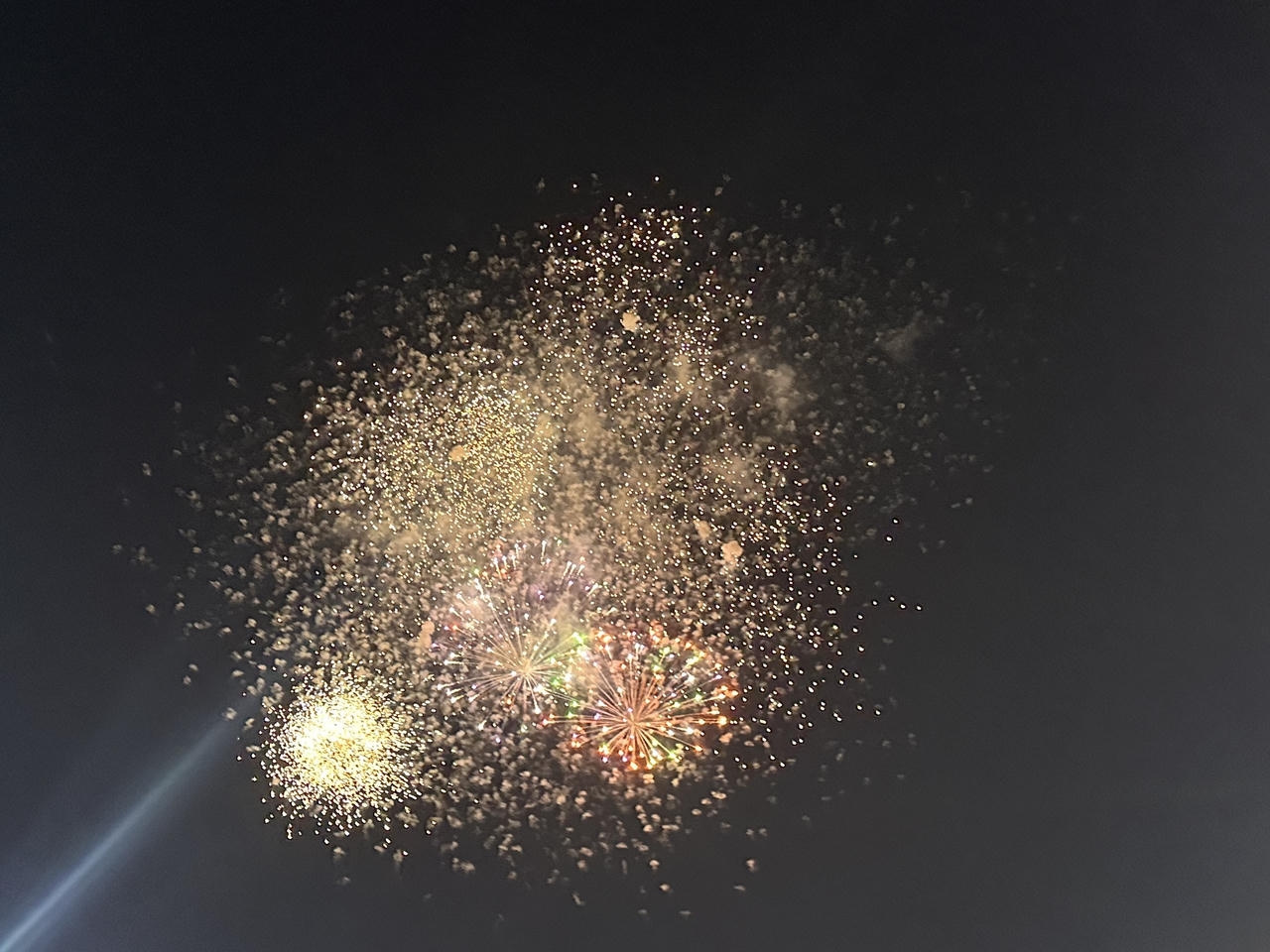 TP Hạ Long bắn pháo hoa chào năm mới 2025