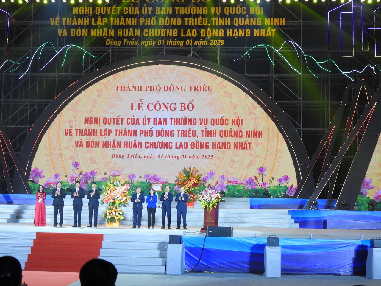 Phó Chủ tịch Quốc hội dự Lễ công bố thành lập TP Đông Triều và đón nhận Huân chương Lao động hạng Nhất