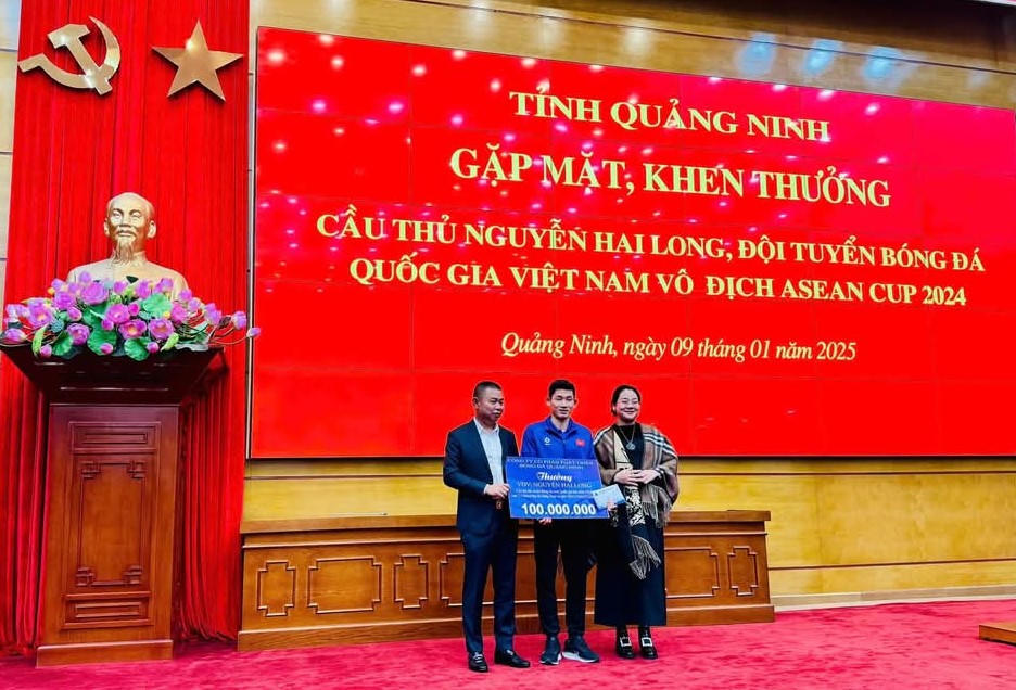 Tỉnh Quảng Ninh gặp mặt văn nghệ sĩ và trao Bằng khen cho cầu thủ Hai Long