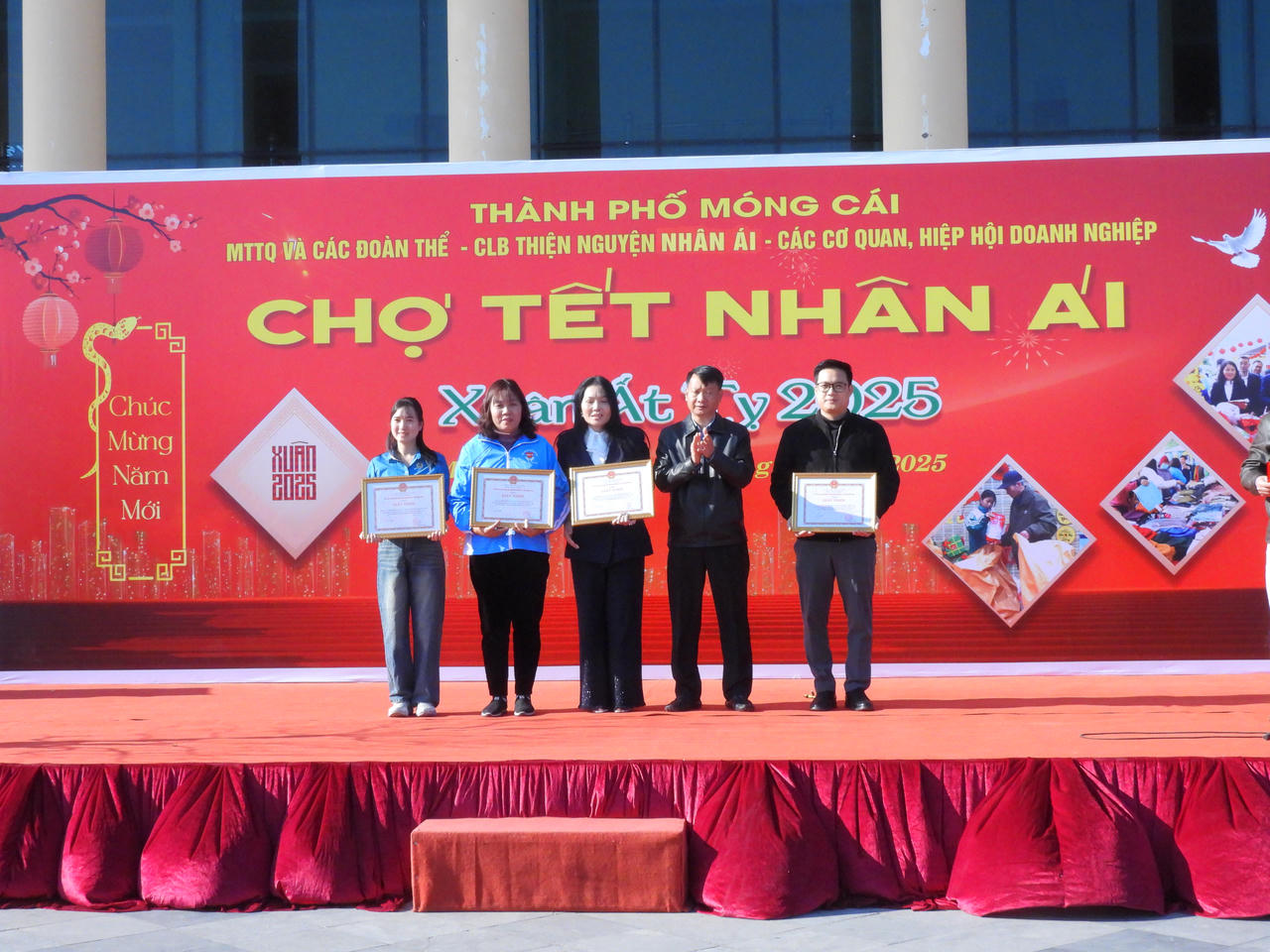'Chợ Tết Nhân ái' nơi tiền tiêu Tổ quốc