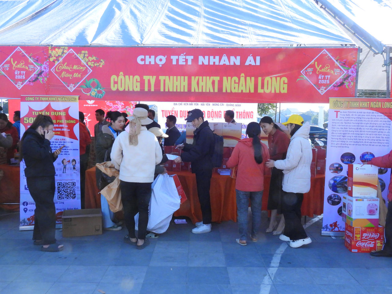 'Chợ Tết Nhân ái' nơi tiền tiêu Tổ quốc