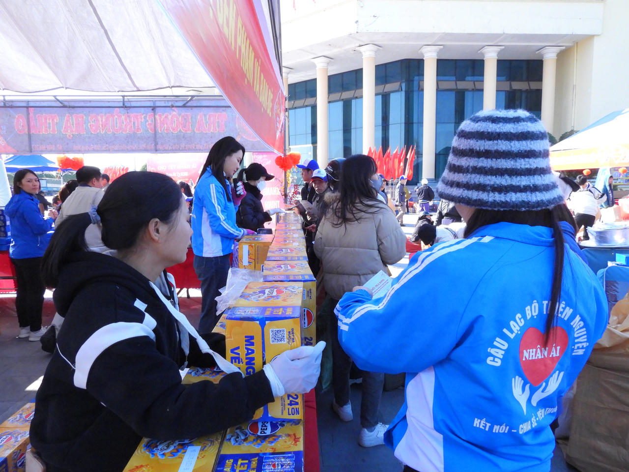 'Chợ Tết Nhân ái' nơi tiền tiêu Tổ quốc