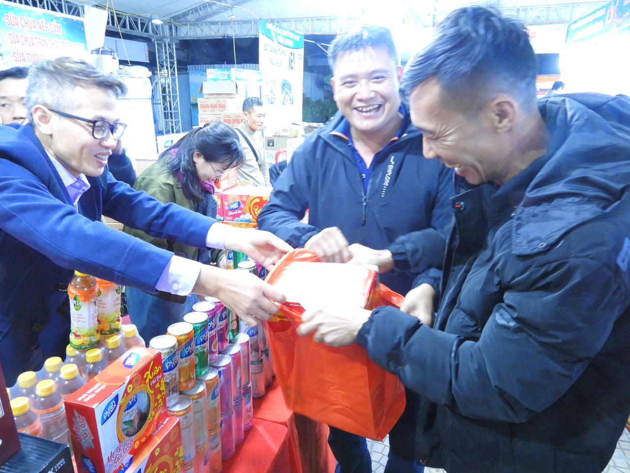 Sôi nổi nhiều hoạt động Chợ Tết Công Đoàn tại Quảng Ninh