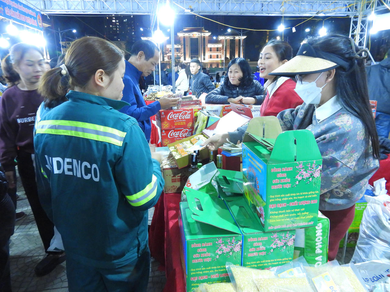 Sôi nổi nhiều hoạt động Chợ Tết Công Đoàn tại Quảng Ninh