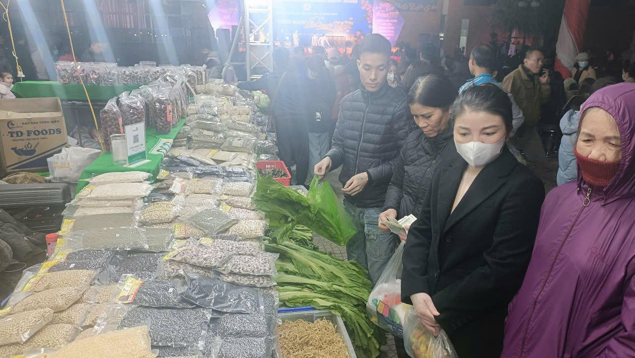 Sôi nổi nhiều hoạt động Chợ Tết Công Đoàn tại Quảng Ninh